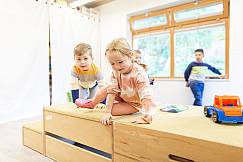 Kinder klettern über Holzkisten