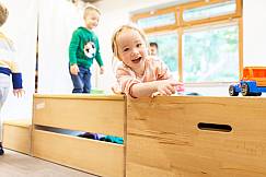 Kinder klettern über Holzkisten
