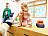 Kinder klettern über Holzkisten