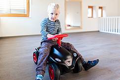 Junge fährt mit einem Bobby-Car