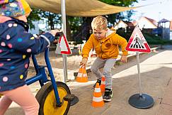 Kinder spielen auf dem Hof Straßenverkehr