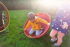 Kinder spielen draußen auf dem Spielplatz