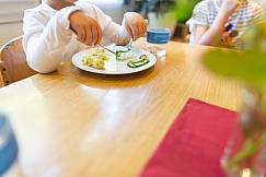 Kinder am Esstisch