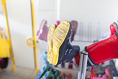 Gummistiefel auf einem Ständer zum Trocknen