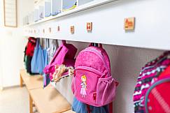 Rucksäcke an der Garderobe im Eingangsbereich