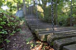 Detailaufnahme der Wackelbrücke auf dem Spielplatz