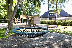 Nestschaukel auf dem Spielplatz