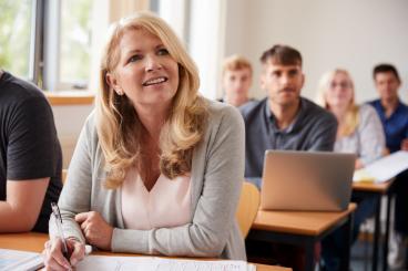 Mehrere Eltern in einem Klassenzimmer